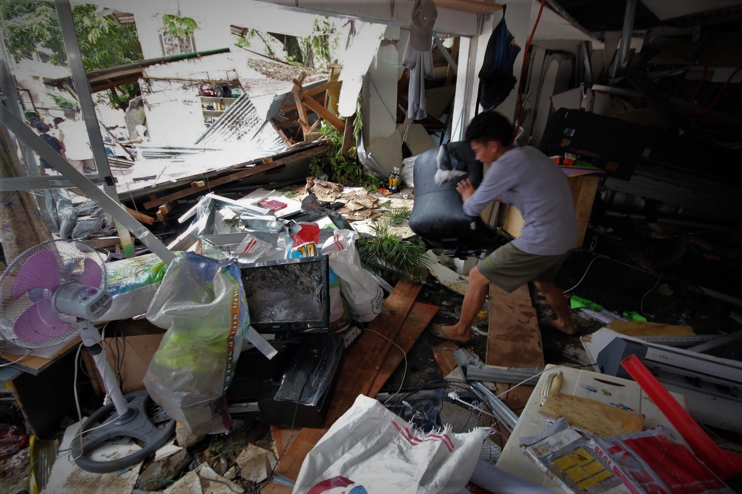 DAMAGED. A house near the water tank is partly  damaged. Photo by Darren Langit/Rappler  