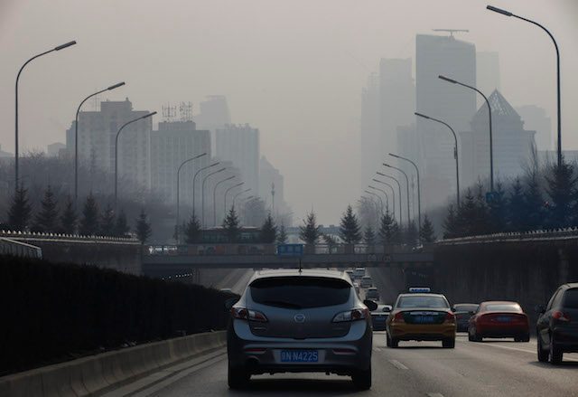 Thousands of plants cut production as Beijing smog persists