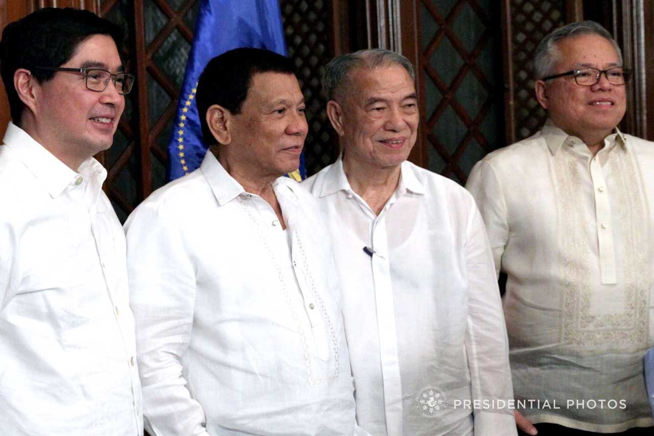 NEW FRIEND. President Rodrigo Duterte poses for a photo with businessmen Lucio Tan (to the right of Duterte), Lance Gokongwei, and Trade Secretary Ramon Lopez. Malacañang file photo 