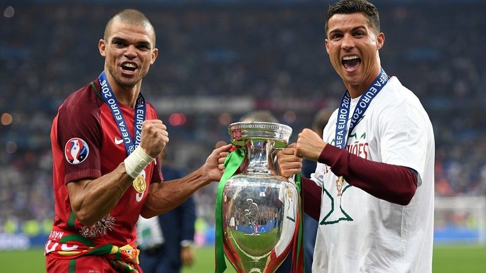 Pepe (kiri) menjadi pemain terbaik dalam pertandingan final Euro 2016. Foto dari uefa.com 