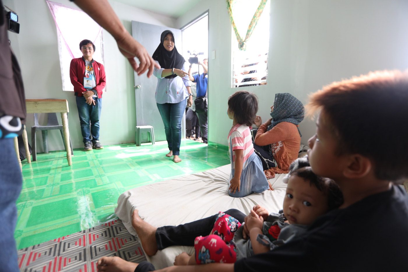 SHELTER INSPECTION. Vice President Leni Robredo checks on a family in the new transition shelter village in Marawi City. Photo from OVP 