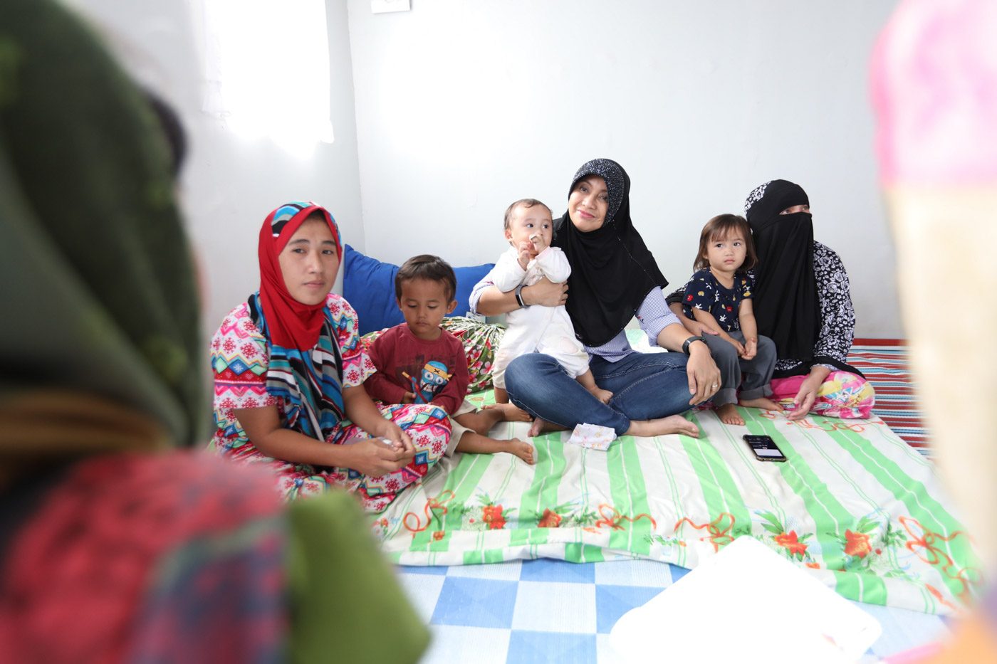 SHARING STORIES. Vice President Leni Robredo interacts with members of a family who will live in one of the housing units at the Angat Buhay Village in Marawi City. Photo from OVP 