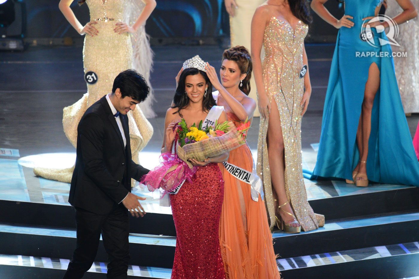 INTERCON BOUND. Katarina Rodriguez crowns Karen Gallman as her successor as Bb Pilipinas Intercontinental. Photo by Rappler 