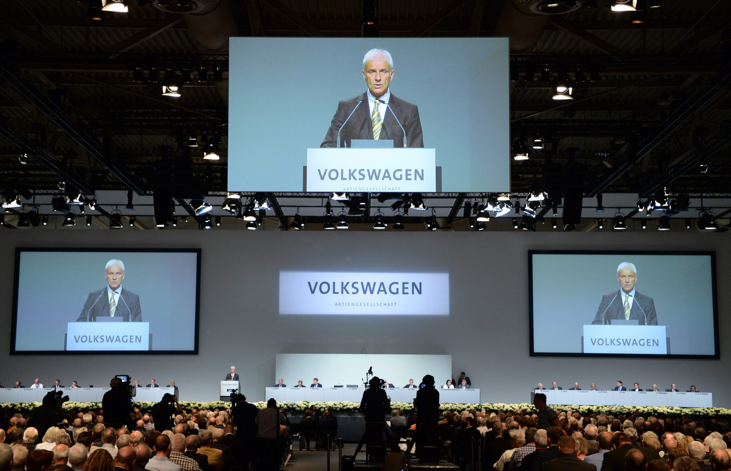 Volkswagen chief tells shareholders sorry for emissions scandal