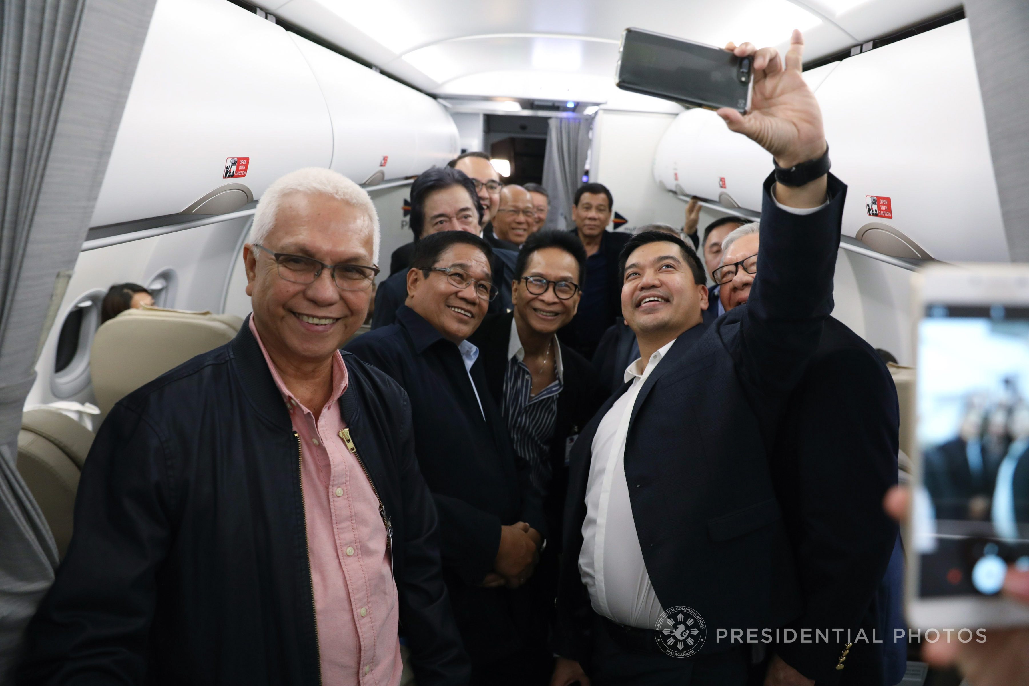PHOTO TIME. President Duterte poses for a selfie with the members of his delegation before he disembarks from the Philippine Airlines chartered flight upon his arrival at the Haneda Airport. Presidential photo 
