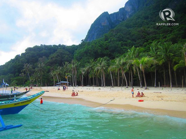 7 COMMANDOS. Part of El Nido’s Tour A, this powdery beach is surrounded by limestone cliffs. Photo by Jherson Jaya  