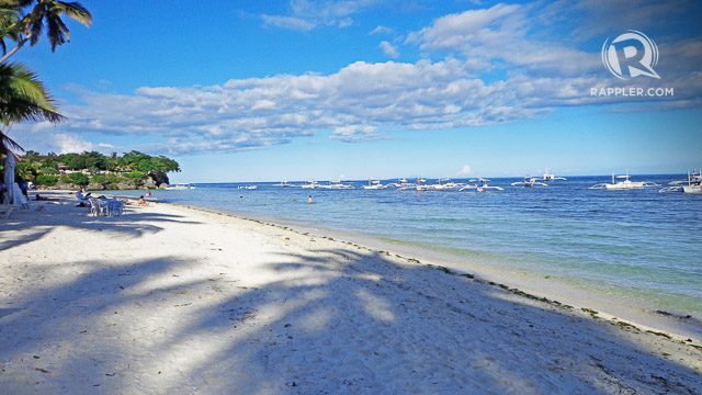 LAID-BACK. Alona Beach also has an expanse of powdery sand but is more laidback than Boracay. Photo by Joshua Berida   
