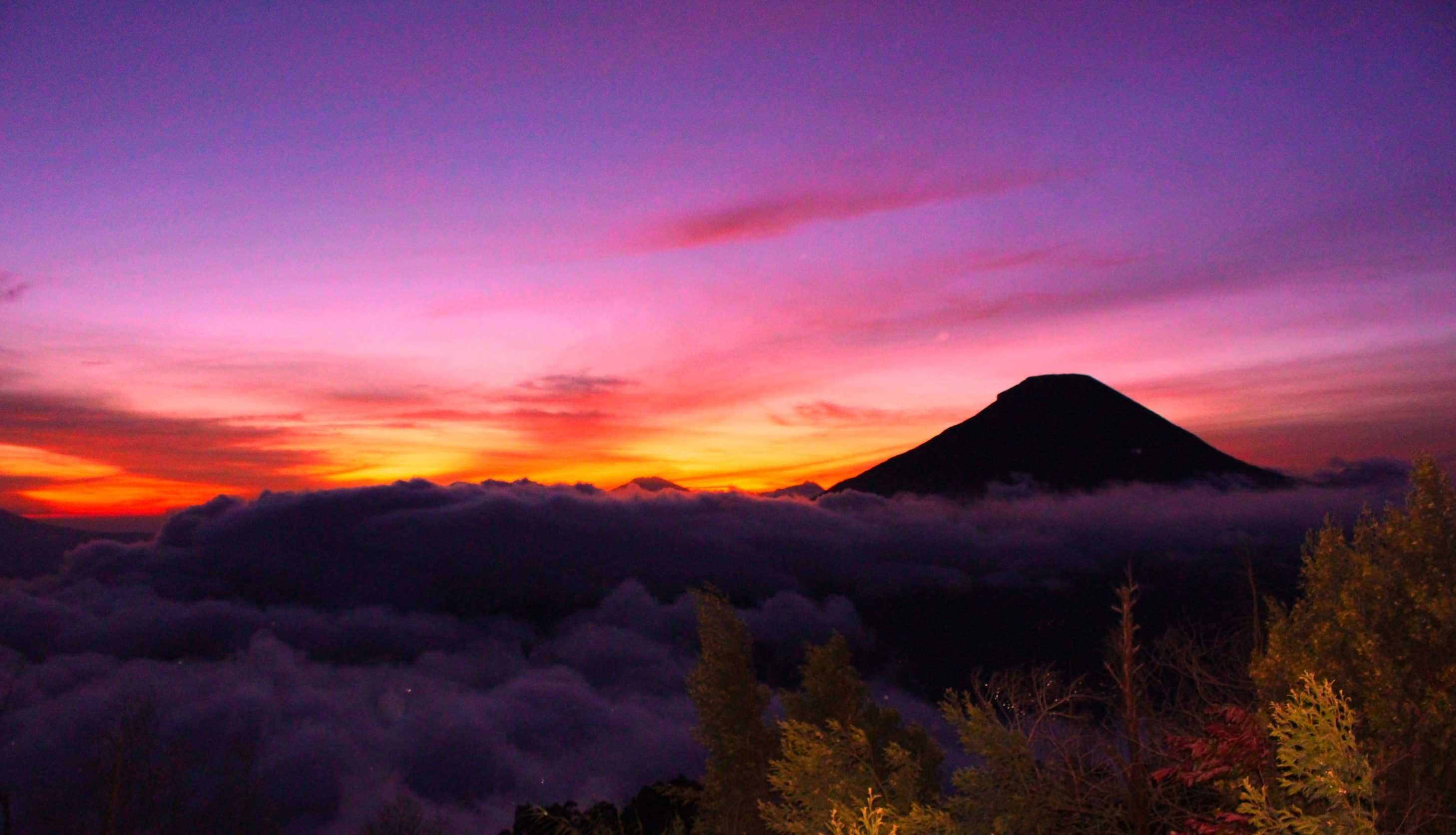 Puncak Gunung Sindoro tampak menjulang di antara awan. Foto oleh Ari Susanto/Rappler  