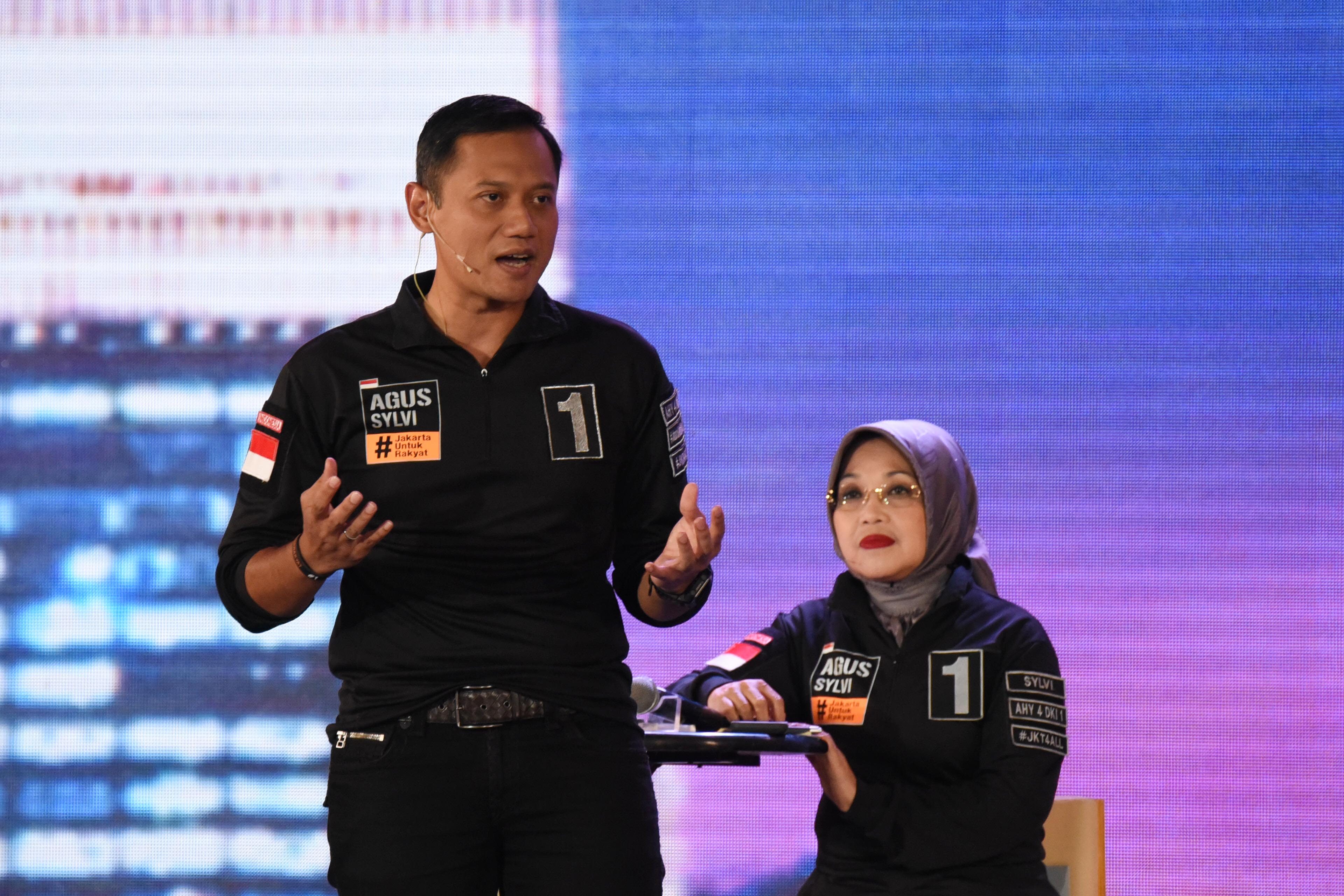 Cagub DKI Jakarta Agus Harimurti Yudhoyono (kiri) menjawab pertanyaan dalam debat ketiga Pilkada DKI Jakarta pada 10 Februari 2017. Foto oleh Akbar Nugroho Gumay/Antara 