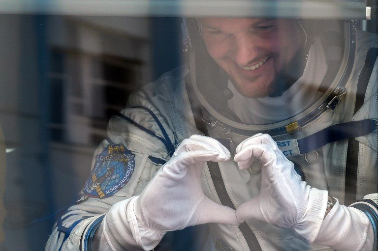WITH LOVE. German astronaut Alexander Gerst gestures from inside a bus before the launch of the Soyuz MS-09 spacecraft at the Russian-leased Baikonur cosmodrome on June 6, 2018. Photo by Vyacheslav Oseledko/AFP  