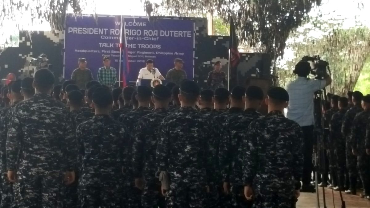 Duterte shows ‘drug list’ with ‘1,000’ names of gov’t officials