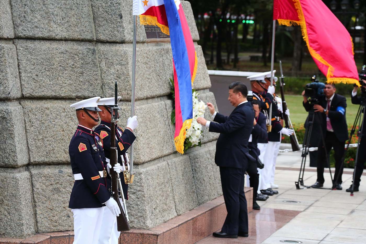 HONORING A PATRIOT. Chinese President Xi Jinping offers a wreath at the Rizal Monument. Photo by Jire Carreon/Rappler 