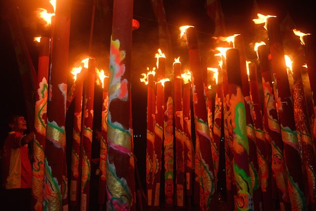 Seorang warga Tionghoa menyalakan Dupa pada perayaan Cap Go Meh di Pulau Kemaro, Palembang, Sumatera Selatan, Sabtu (20/2) malam. Setiap tahunnya puluhan ribu pengunjung baik warga Tionghoa maupun warga setempat mendatangi pulau tersebut untuk berdoa atau sekedar melihat perayaan Cap Go Meh. ANTARA FOTO/Yahanam Sulam/ama/16 