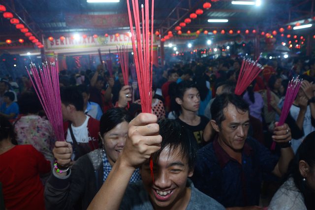PULAU KEMARO. Ribuan warga Tionghoa memadati Pulau Kemaro pada perayaan Cap Go Meh di Palembang, Sumatera Selatan, Sabtu (20/2) malam. Setiap tahunnya puluhan ribu pengunjung mendatangi pulau itu untuk berdoa atau sekedar melihat perayaan Cap Go Meh. ANTARA FOTO/Yahanam Sulam 