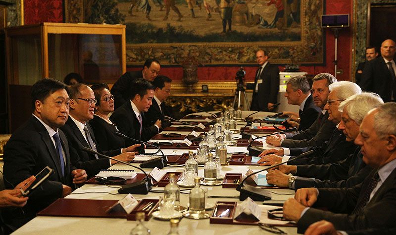 BILATERAL MEETING. President Benigno S. Aquino III (2nd from left) exchanges views with Italian President Sergio Mattarella (3rd from right) during their bilateral meeting at the Arazzi de Lilla Room of the Quirinal Palace on December 2, 2015. Photo by Joseph Vidal/ Malacañang Photo Bureau  