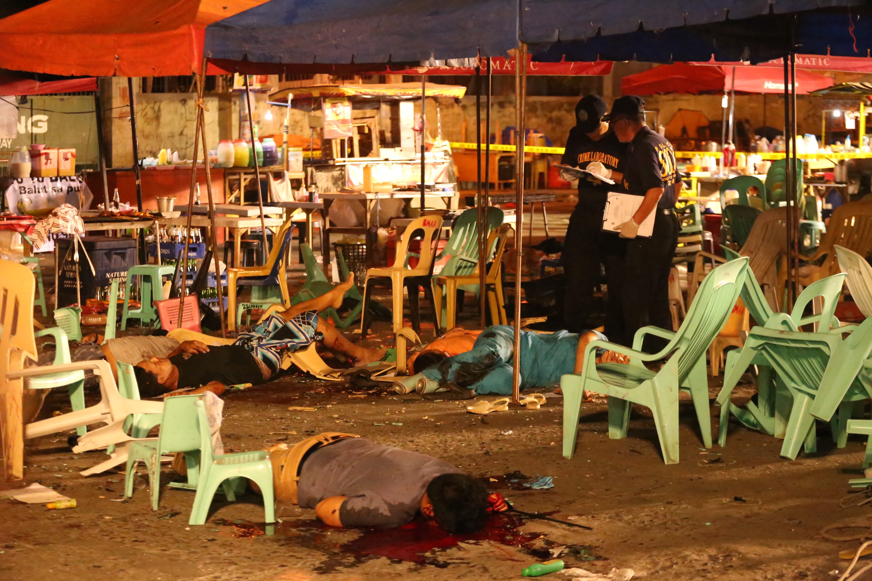 DAVAO BLAST. An explosion rips through a night market in Davao City on September 2, 2016. Photo by Manman Dejeto/Rappler  