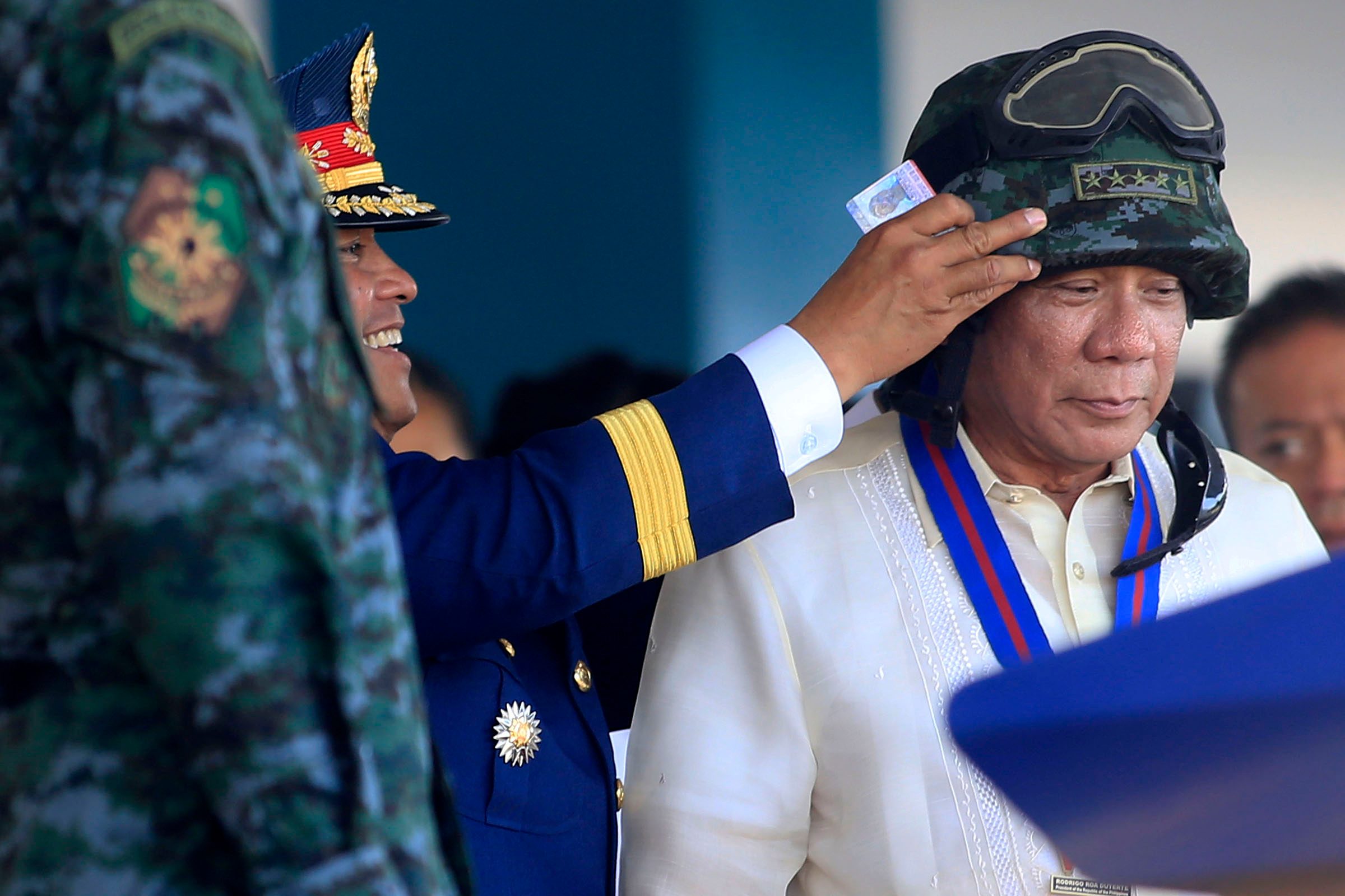 PRESENT. PNP chief Ronald Dela Rosa fixes the helmet of President Rodrigo Duterte,  given by the Special Action Force during the 116th anniversary of the PNP in Camp Crame on August 9, 2017. Photo by Ben Nabong/Rappler   