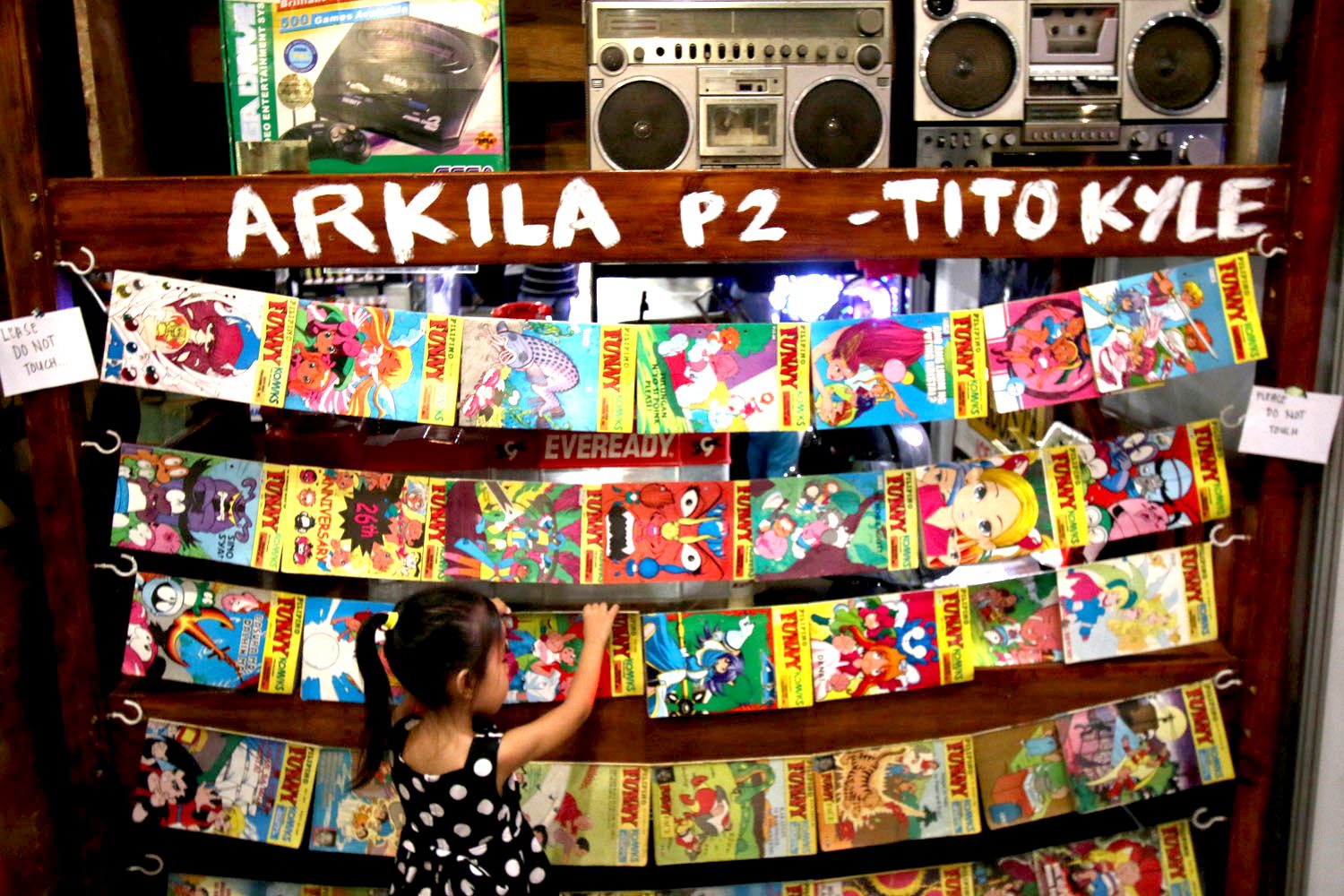 COLLECTIBLES. A child browses through a collection of 'Pilipino Funny Komiks' – the oldest running Philippine comic book for children –
 at the History Con held at the World Trade Center in Pasay City on August 11, 2017. Photo by Inoue Jaena/Rappler    