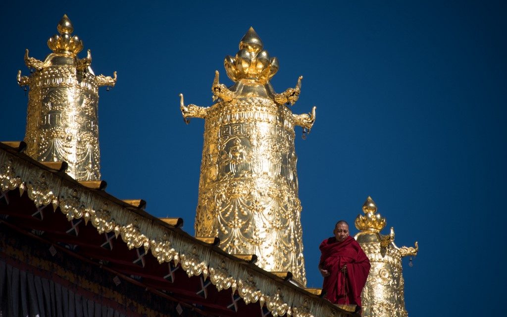 TIBET ROW. In this file photo, a lama stands on the roof of the Ganden Sumtsenling Monastery in Shangri-La, Diqing Tibetan Autonomous Prefecture of southwest China's Yunnan Province on January 5, 2016. File photo by Johannes Eisele/AFP  