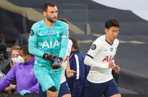 HEATED. Tottenham Hotspur's French goalkeeper Hugo Lloris (L) and South Korean striker Son Heung-Min get heated during the game against Everton. Photo by Adam Davy/Pool/AFP  
