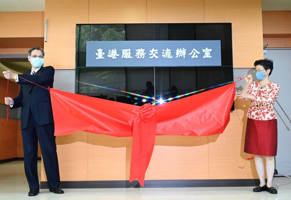 CHANGING TIMES. Chen Ming-tong (left), Minister of Taiwan's Mainland Affairs Council (MAC), and Katharine Chang, Chairwoman of Taiwan-Hong Kong Economic and Cultural Co-operation Council, unveil a sign during a launch ceremony of the Taiwan-Hong Kong Office for Exchange and Services in Taipei on July 1, 2020. Photo by Sam Yeh/AFP 
