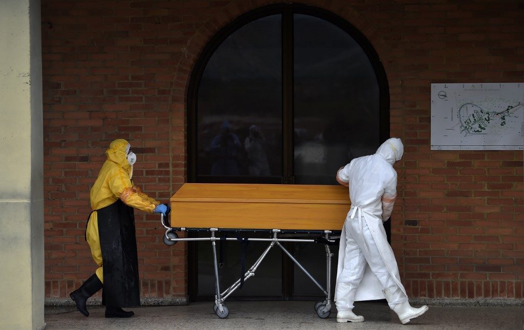 COVID-19 IN COLOMBIA. Workers move the coffin of a COVID-19 victim to be cremated at Serafin cemetery in Bogota, on July 4, 2020. File photo by Raul Arboleda/AFP 