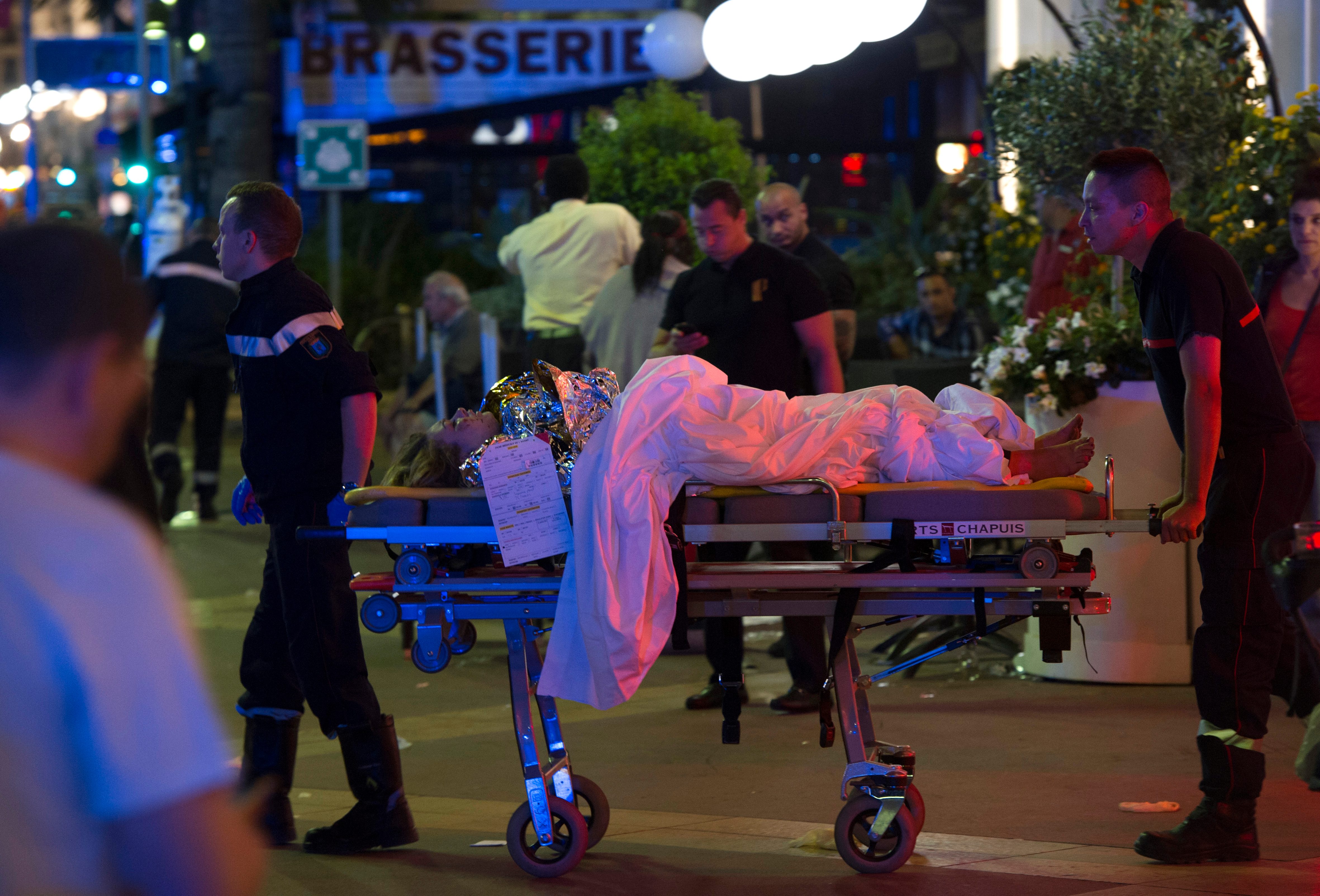 Petugas medis membawa korban insiden Nice untuk mendapat penanganan medis. Foto oleh EPA 
