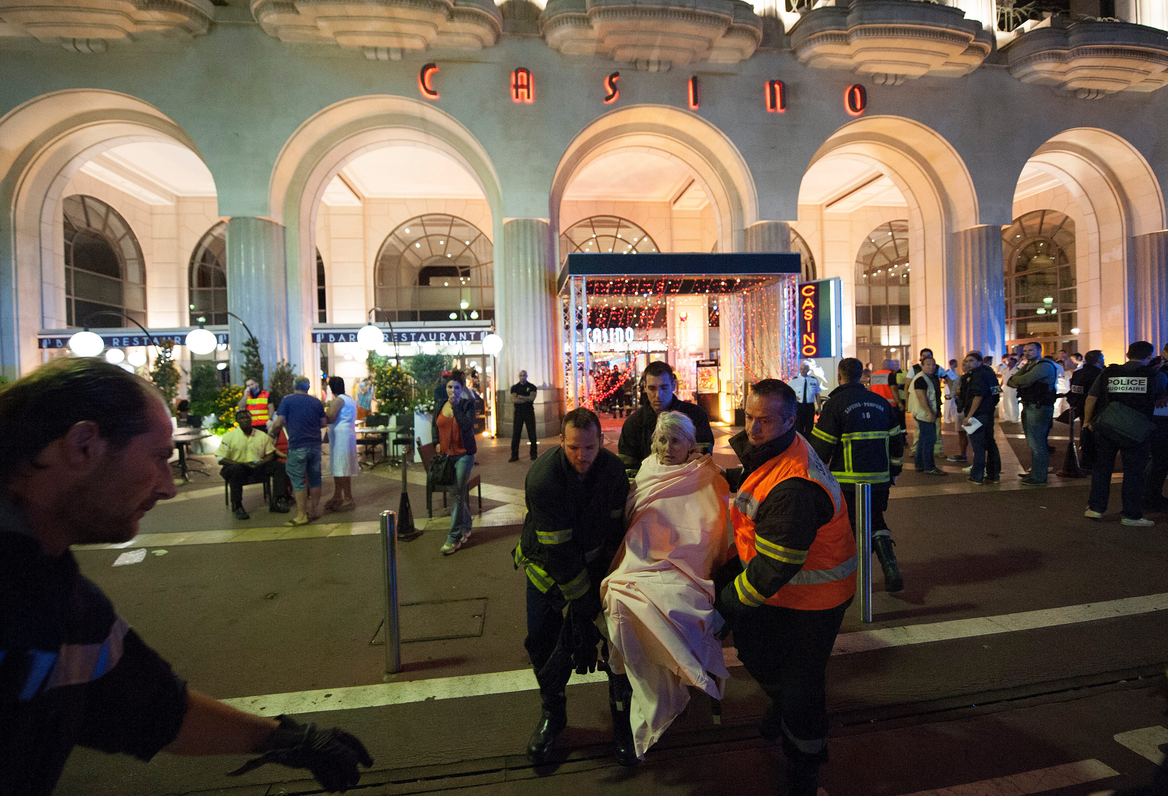 Korban luka dievakuasi dari lokasi kejadian di mana sebuah truk menabrak warga yang tengah merayakan Hari Bastille di Nice, Perancis, 14 Juli 2016. Foto oleh EPA 