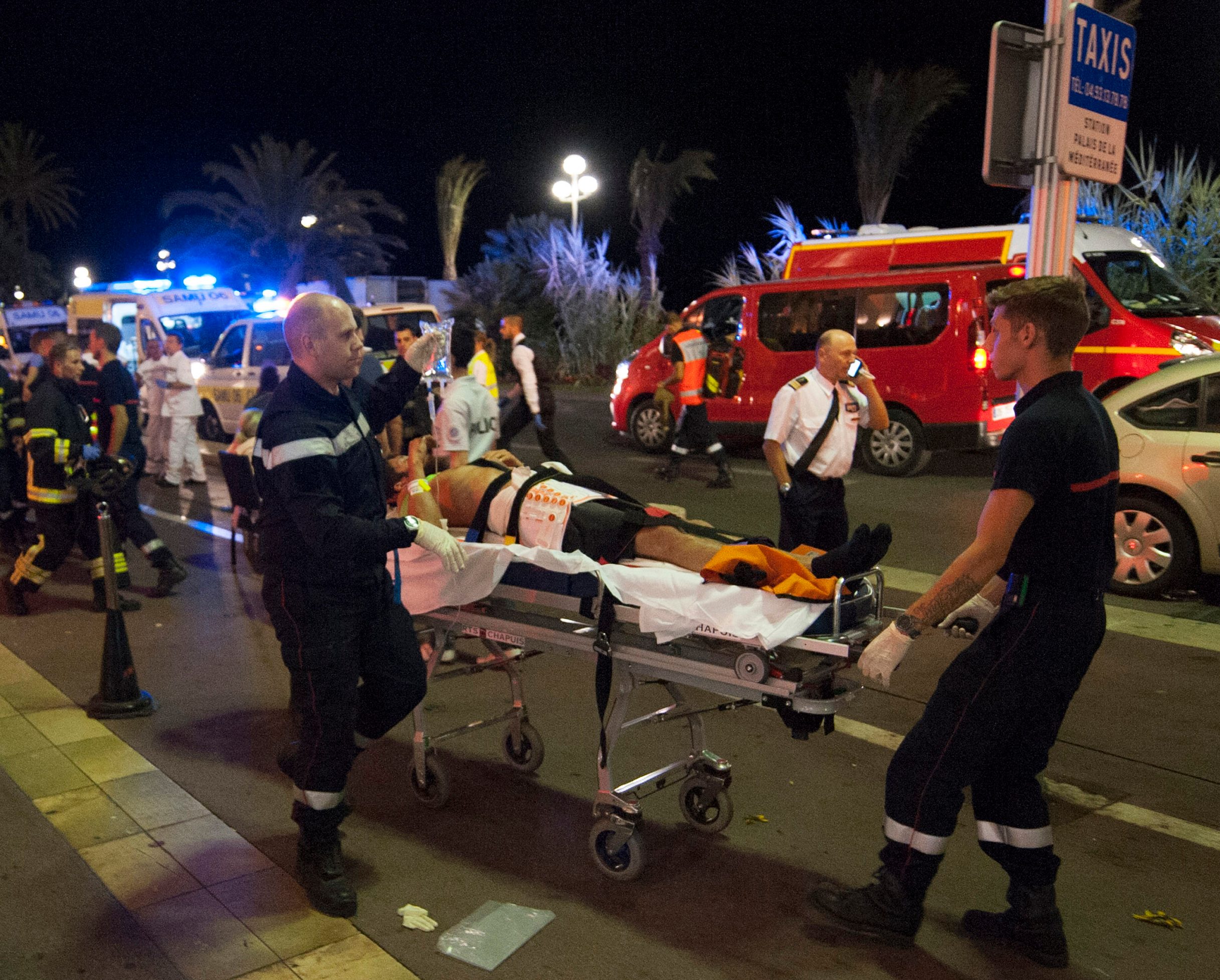 Salah satu korban luka insiden Nice dievakuasi oleh tim medis. Menurut laporan, total 84 orang tewas dan ratusan lainnya terluka dalam serangan yang berlangsung sehari setelah perayaan Hari Bastille. Foto oleh EPA 