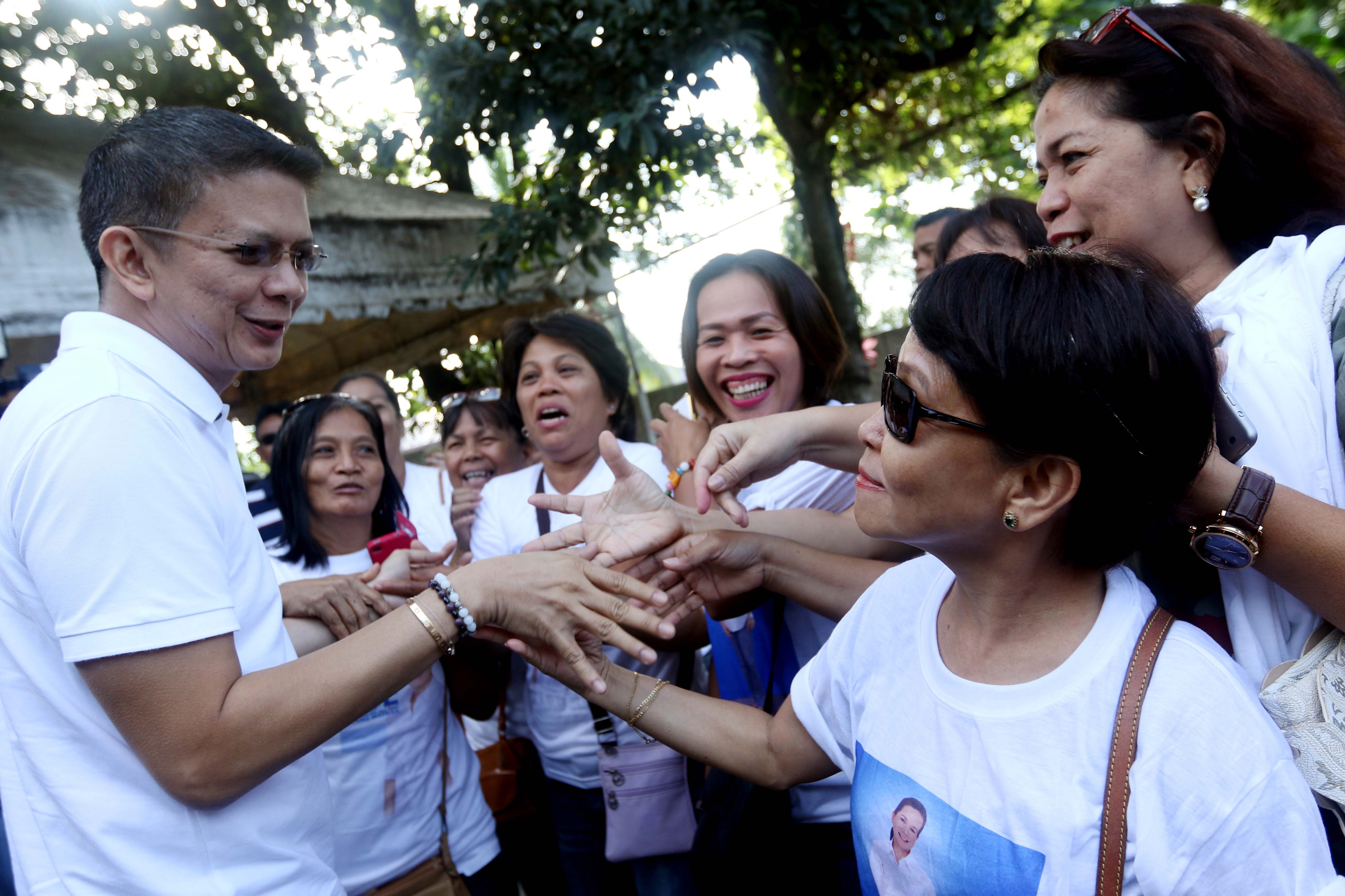 UNIVERSITY TOUR. Vice presidential candidate Francis 'Chiz' Escudero banters with his and standard-bearer Grace Poe's supporters at the Univeristy of Visayas in Toledo City in Cebu on February 10, 2016. Photo by Arnold Almacen/Rappler 