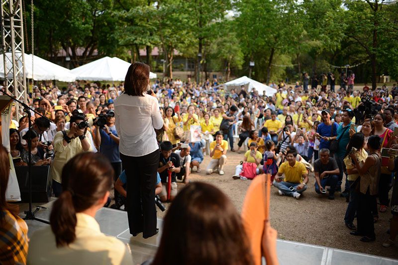 ONSTAGE. Leni Robredo speaks to supporters after a thanksgiving mass at the Ateneo de Manila University, May 15, 2016. Photo by Martin San Diego/Rappler 
