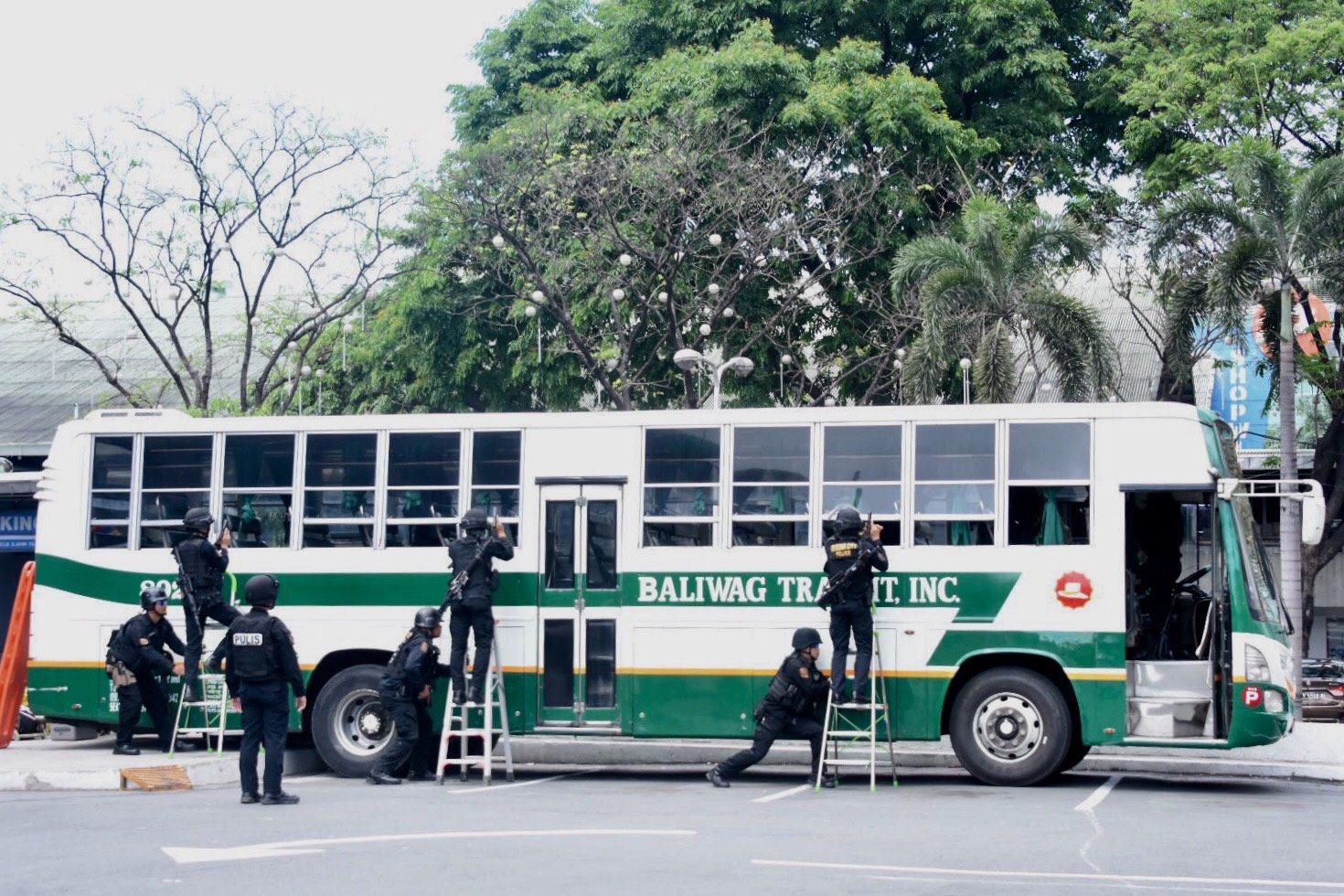 CRISIS RESPONSE. Police operatives assault a bus during a hostage-taking drill, part of a police anti-terrorism simulation exercise in Cubao, Quezon City, on April 12, 2018. Photo by Angie de Silva/Rappler   
