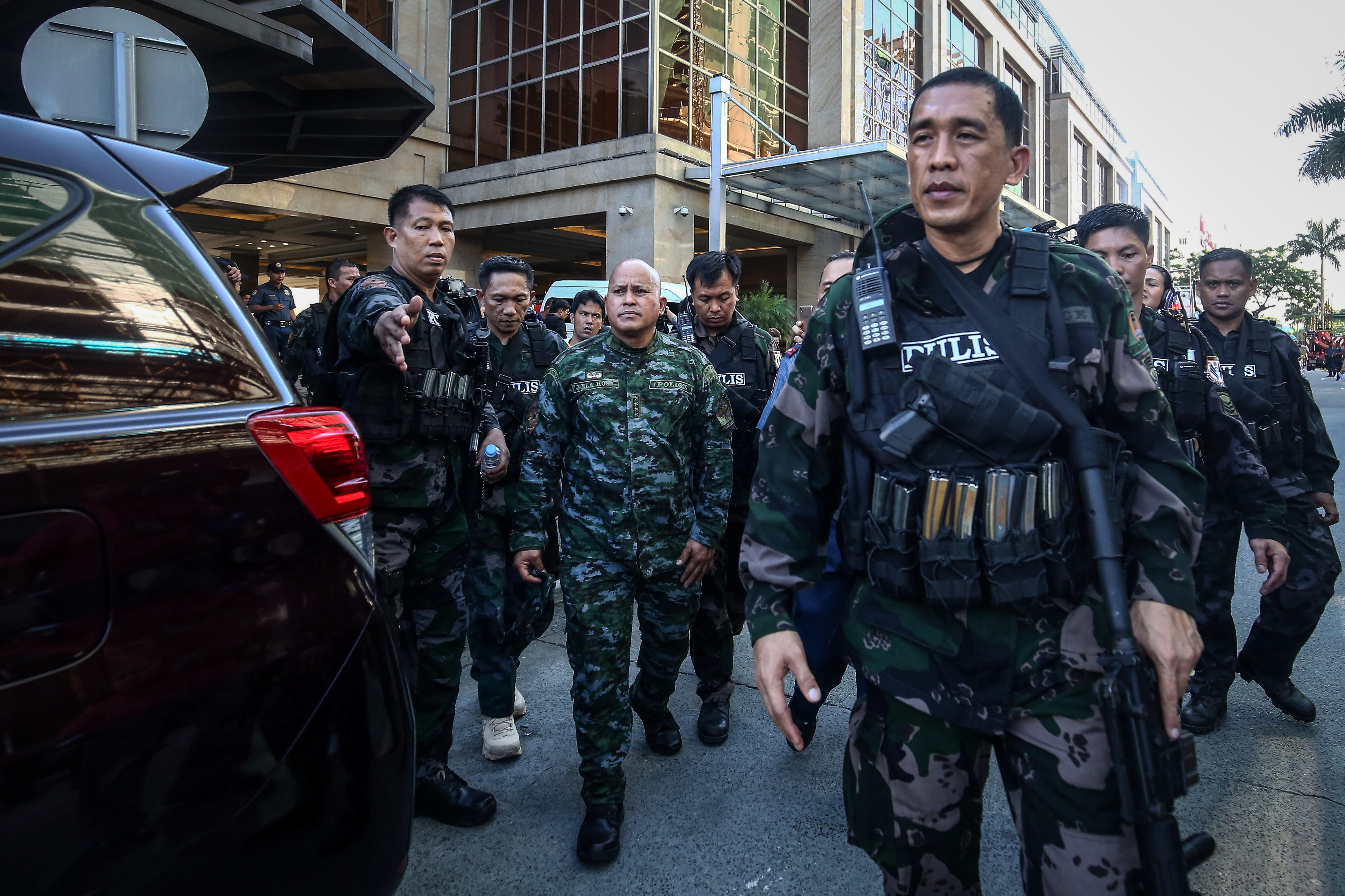 ON THE SCENE. PNP Chief Ronald Dela Rosa deploys additional police in the vicinity of the Resorts World Manila. Photo by Ben Nabong/Rappler 