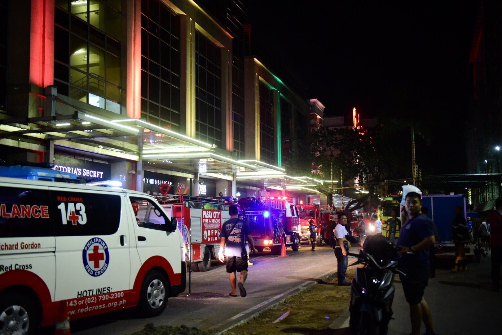 RESPONDERS. Ambulance and firetruck are on standby at Resorts World Manila entrance on Friday, June 2, 2017. Photo by Alecs Ongcal/Rappler 