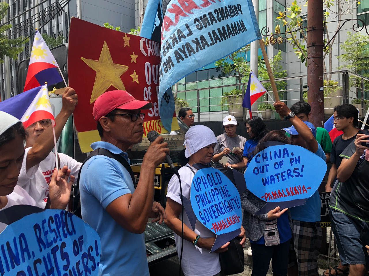 MAKATI. Bobby Roldan, Pamalakaya Central Luzon, discusses the struggles of Filipino fisherfolk in a rally held in Makati on Wednesday, June 12. Photo by Arlan Jondonero/Rappler  