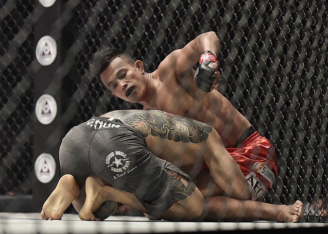 OVERPOWERED. Team Lakay bet Edward Kelly pours a barrage of punches on Korean Sung Jong Lee. Photo by Alvin S. Go/Rappler  