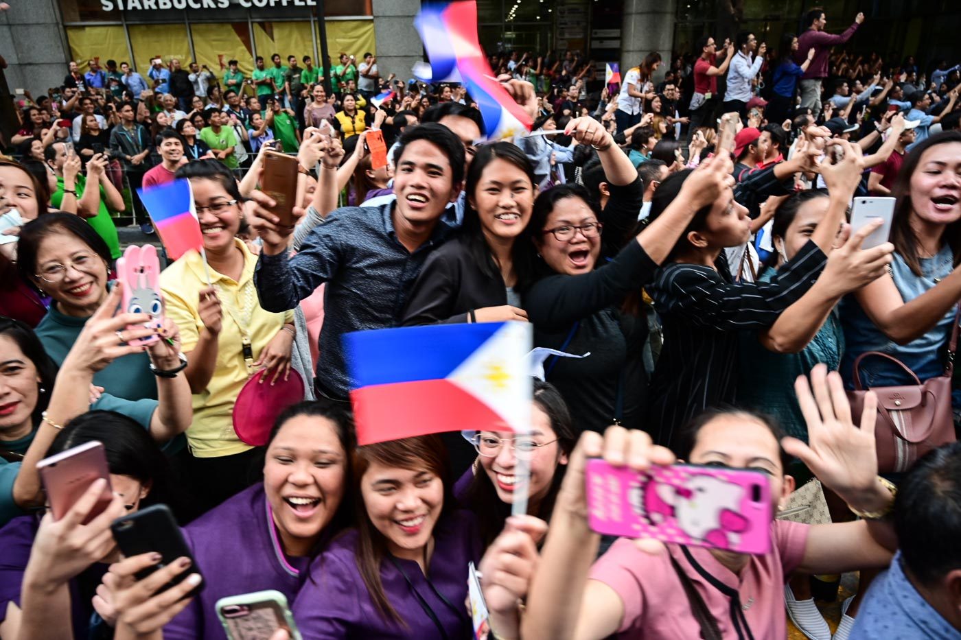 Thousands line up the streets of Manila and Ayala Ave. in Makati City to welcome the homecoming of Miss Universe 2018 Catriona Gray on February 21, 2019. Photo by Alecs Ongcal/Rappler 