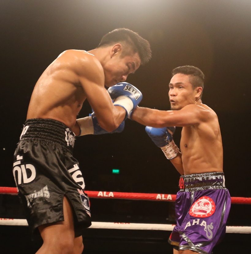 Donnie Nietes overcame a tough Thai fighter to win a world title in his third weight class. Photo by Darryl Mangubat/Rappler  