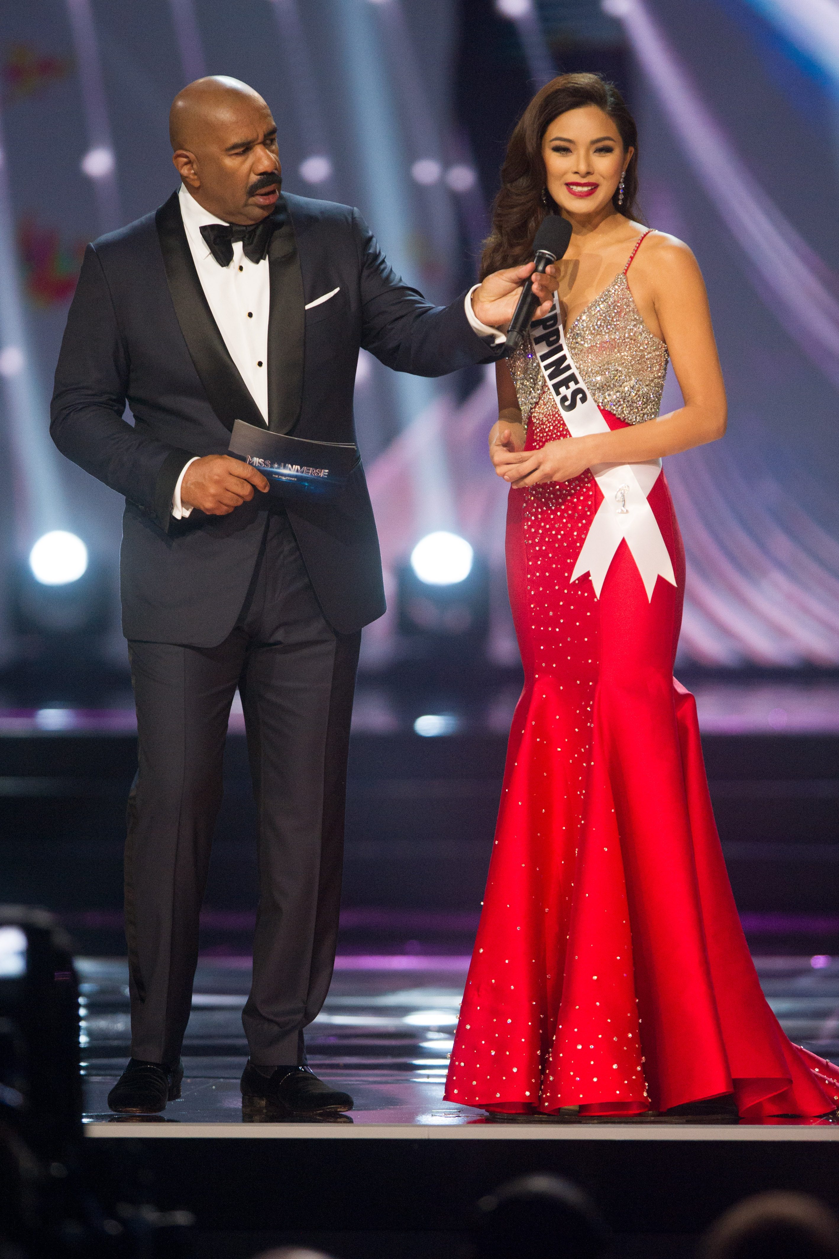 Tanya Jawab.  Maxine Medina, Miss Filipina 2016 menjawab 6 Pertanyaan Teratasnya di atas panggung bersama Pembawa Acara, Steve Harvey.  HO/Organisasi Miss Universe 