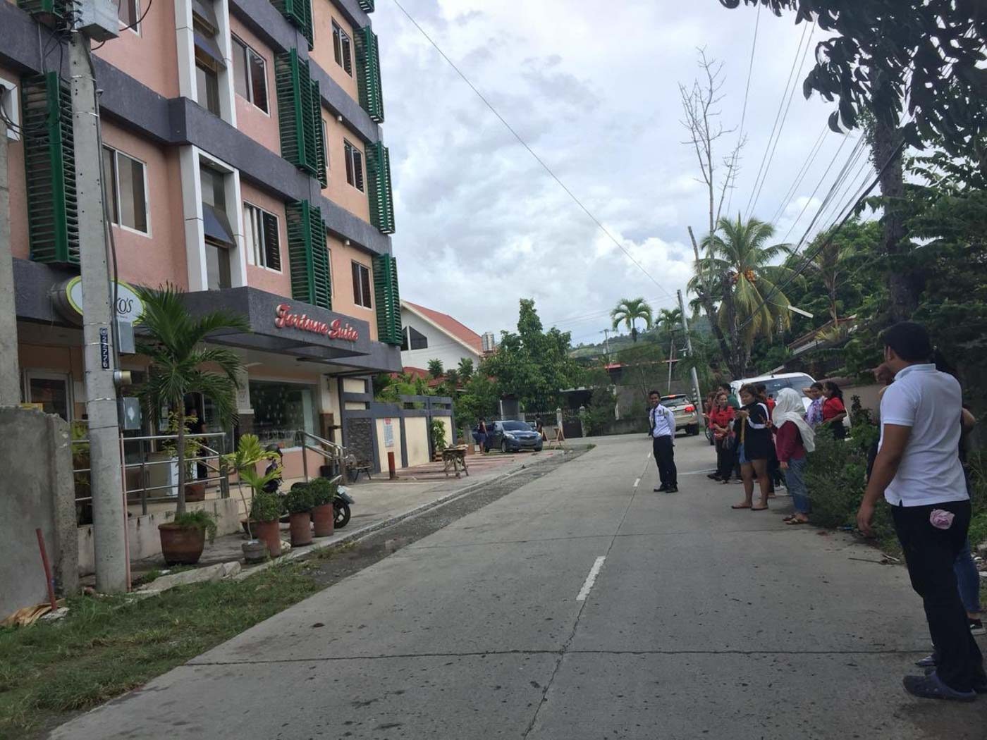 EVACUATION. People including Oxfam staff evacuate a hotel in Iligan City due to the earthquake on December 15, 2019. The Oxfam staff reported a few cracks in the hotel where they are staying. Photo from Miriam Solleza and Jhie Durana/Oxfam Philippines 