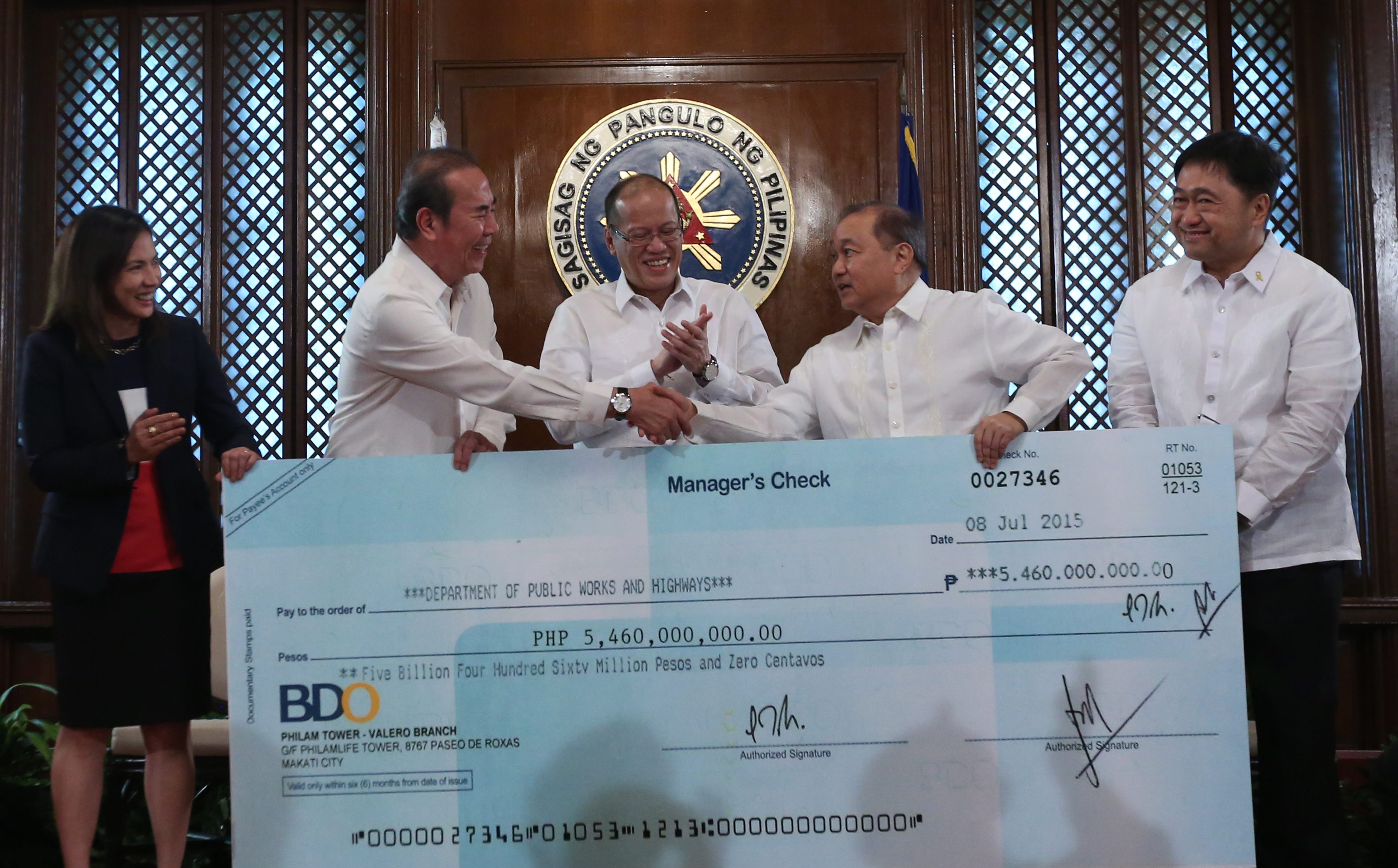 TURNOVER. President Benigno Aquino III witnesses the turnover of a check by MPIC's Manuel Pangilinan to DPWH Secretary Rogelio Singson during the project briefing on the Cavite-Laguna Expressway Project at Malacañang. Also in the photo are PPP Center's Cosette Canilao (extreme left), and Finance Secretary Cesar Purisima (extreme right). Photo by Robert Viñas/Malacañang Photo Bureau  