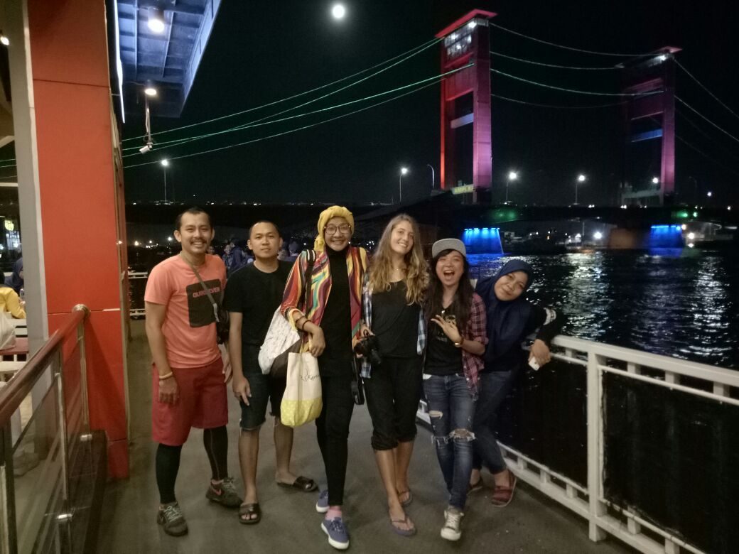 Karin (ketiga kanan) berfoto bersama anggota BPIP dengan latar belakang Jembatan Ampera di Palembang. Foto dok Karin Baadsvik 
