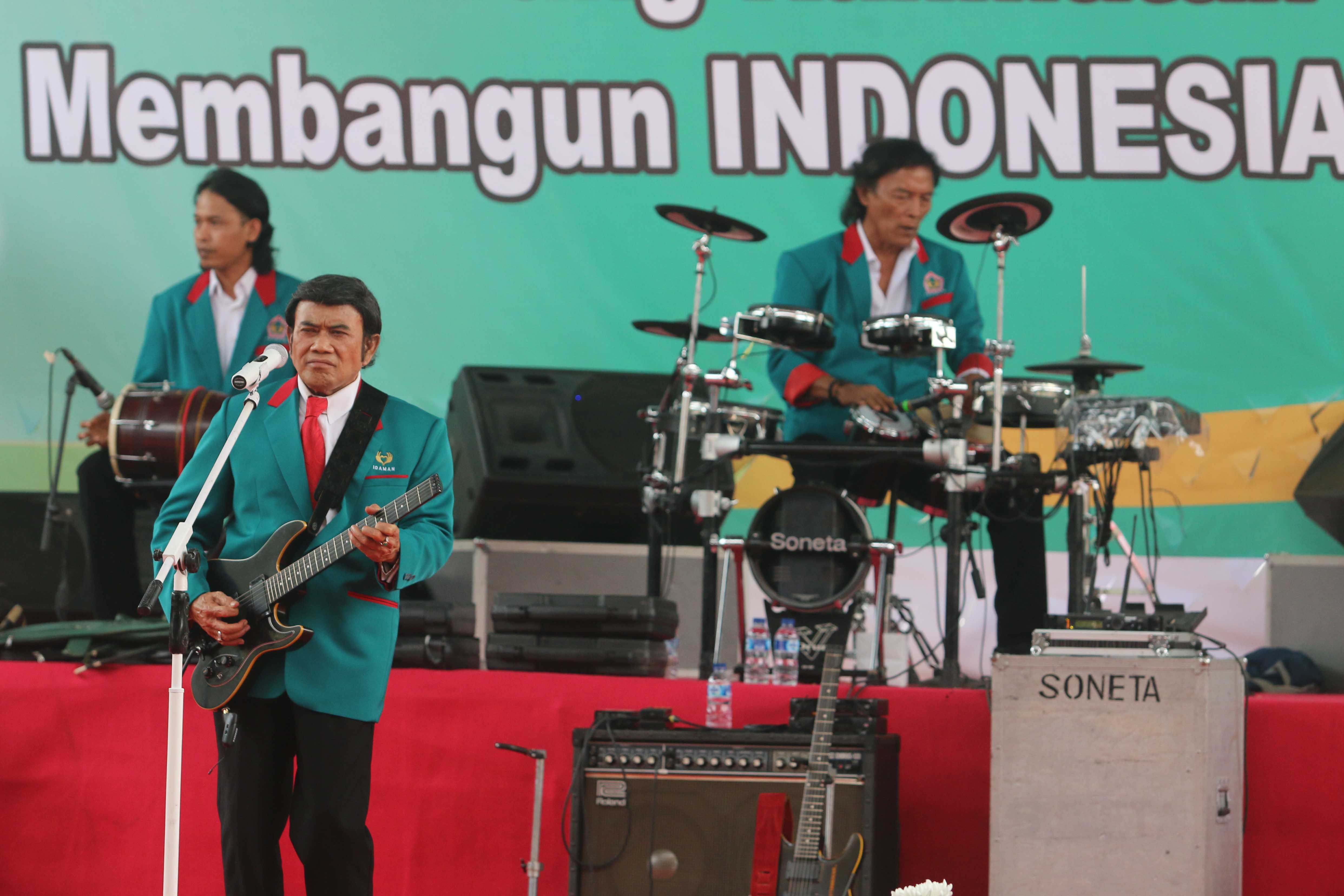 RHOMA. Ketua Umum Partai Idaman Rhoma Irama (dua kiri) menyanyikan sejumlah lagu karyanya saat deklarasi nasional partai Idaman di kawasan Tugu Proklamasi Jakarta, Rabu, 14 Oktober. Foto oleh Rappler 