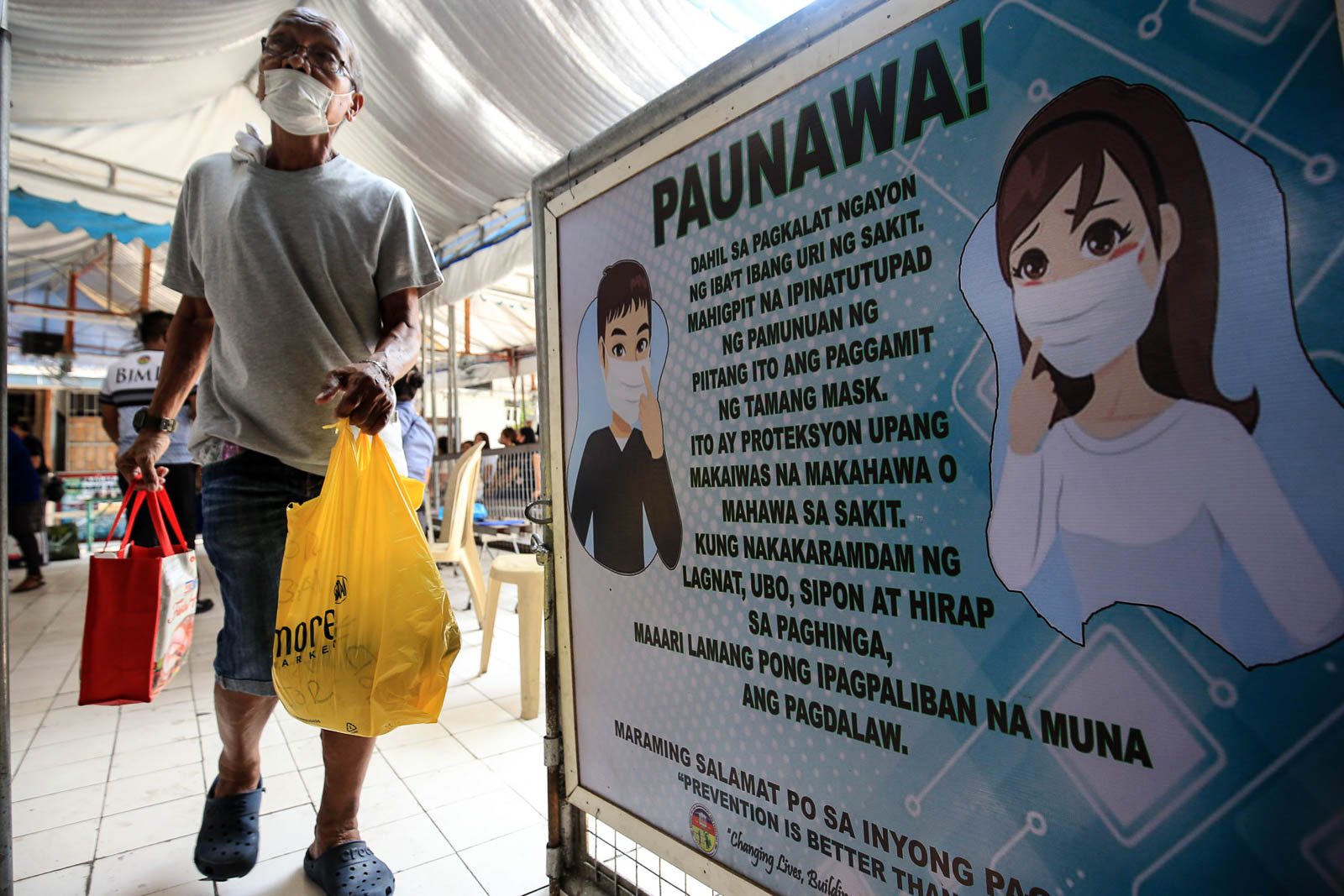 CLEAR SIGNS. The BJMP implements a 'no mask, no entry' policy for visitors of inmates at the Manila City Jail on March 10, 2020, as part of their initiative to curb the spread of the Coronavirus disease. Photo by Ben Nabong/Rappler 