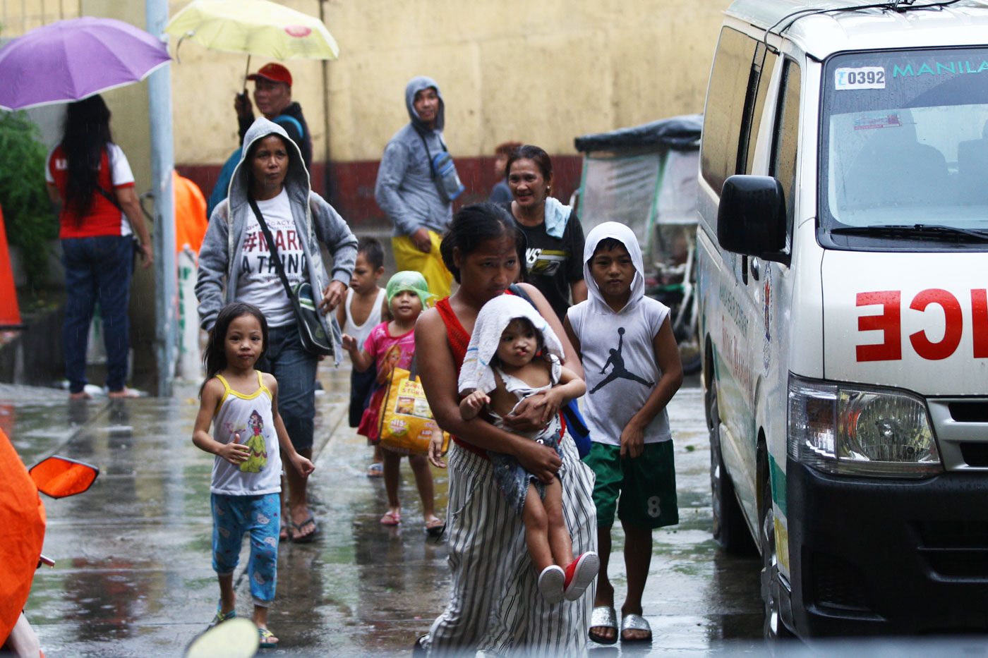 EVACUEES. Families rush to the Delpan Evacuation Center in Manila as they voluntarily leave their homes due to strong winds and rain. Photo by Ben Nabong/Rappler  