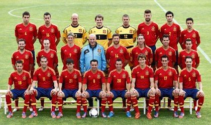 Spanish full squad for Euro 2012 with manager Vicente del Bosque. Photo by AFP