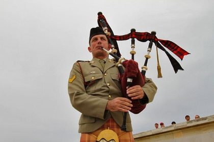 ANZAC DAY. An Australian soldier plays a scottish pipe during a ceremony celebrating the 97th anniversary of Anzac Day during a ceremony celebrating the 97th anniversary of Anzac Day in Canakkale, Turkey on April 24, 2012. AFP photo / Saygin Serdaroglu
