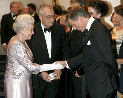 HER MAJESTY AND HER TOP SPY. Britain's Queen Elizabeth (L) meets actor Daniel Craig (R) during the world premiere of the James Bond movie "Casino Royale" 14 November 2006 at the Odeon cinema in Leicester Square, London. The Sun newspaper reported Craig, as Bond, has been shooting scenes at Buckingham Palace as part of the opening ceremonies of the 2012 Olympic Games, to be held in London. AFP PHOTO/POOL/Stephen Hird
