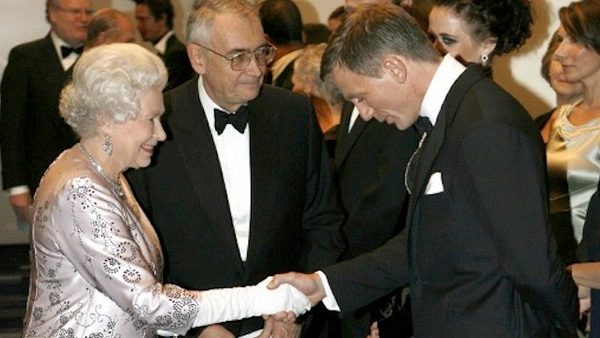 Britain's Queen Elizabeth (L) meets actor Daniel Craig (R) during the world premiere of the James Bond movie "Casino Royale" 14 November 2006 at the Odeon cinema in Leicester Square, London. The Sun newspaper reported Craig, as Bond, has been shooting scenes at Buckingham Palace as part of the opening ceremonies of the 2012 Olympic Games, to be held in London. AFP PHOTO/POOL/Stephen Hird