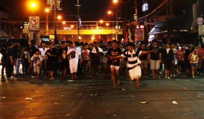 ALAY-LAKAD. The atmosphere in the penitential walk is relaxed and enjoyable, as groups of friends take time to have fun during their pilgrimage. Photo by Emil Sarmiento